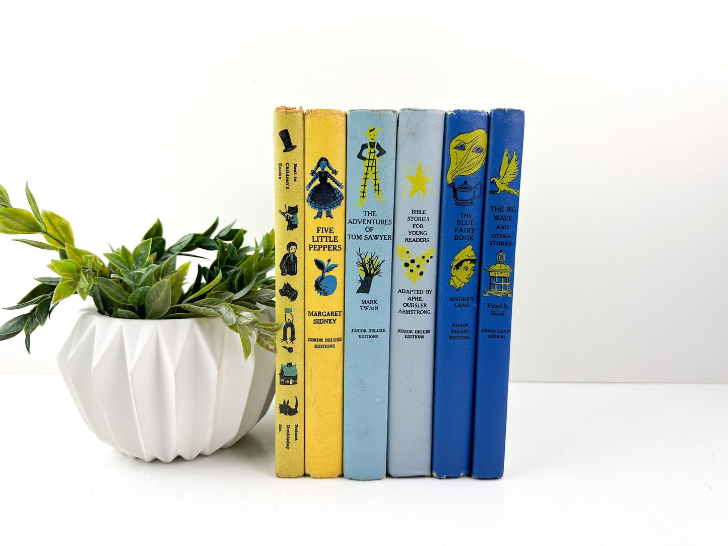 Children's Bookshelf Decor