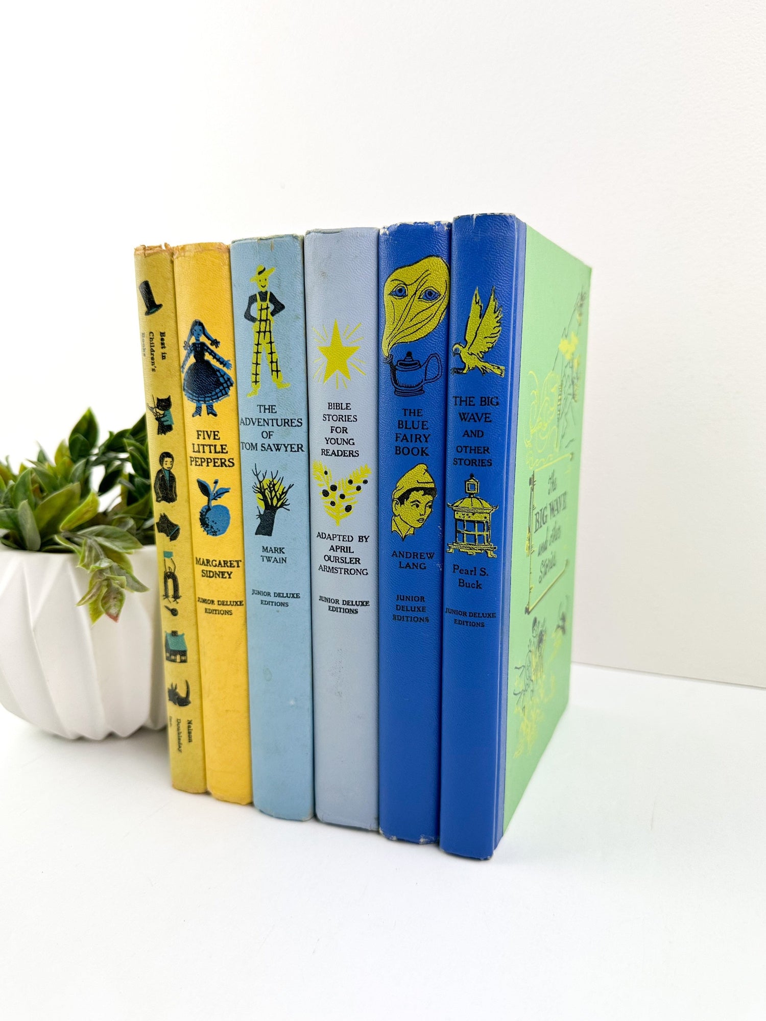 Children's Bookshelf Decor