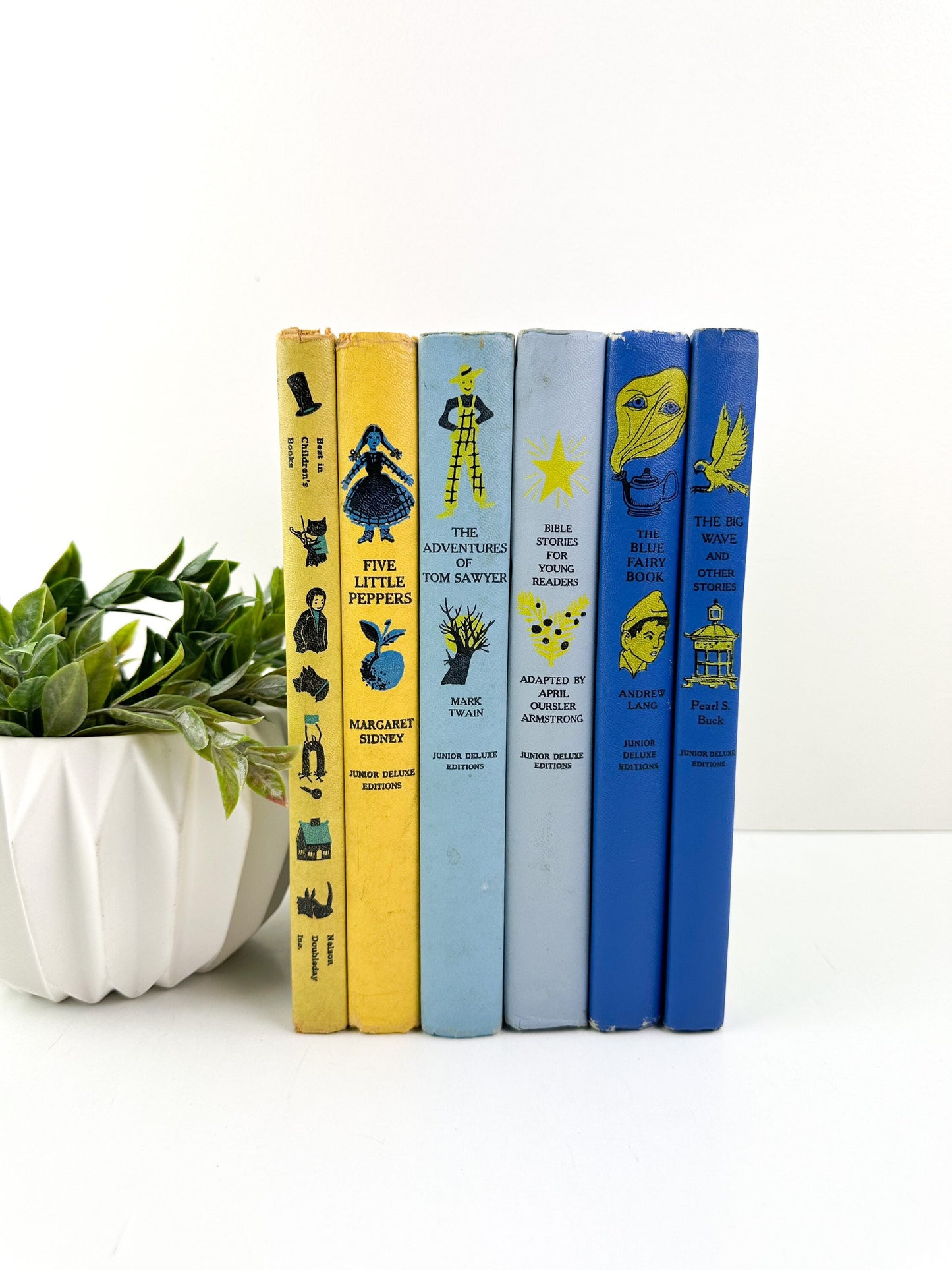 Children's Bookshelf Decor